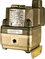 Barksdale - 0.3 to 3 psi Adjustable Range, 10 Max psi, Differential Pressure Switch - 1/8 NPT Female, 18in Free Leads, SPDT Contact, 300SS Wetted Parts, 0.5% Repeatability - Caliber Tooling