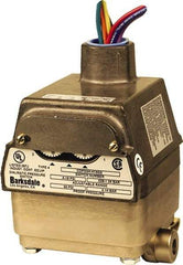 Barksdale - 0.4 to 18 psi Adjustable Range, 60 Max psi, Differential Pressure Switch - 1/8 NPT Female, 18in Free Leads, 2 x SPDT Contact, 300SS Wetted Parts, 0.5% Repeatability - Caliber Tooling